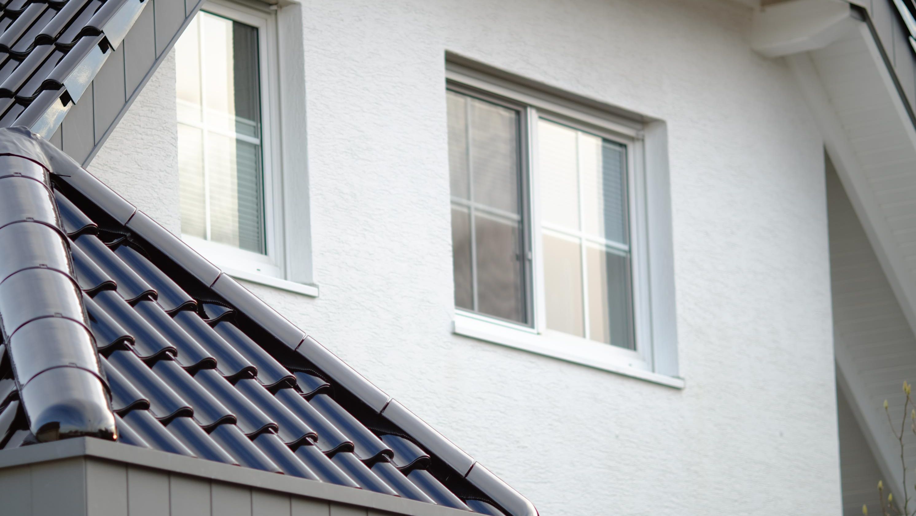 Moderne vinduer på hvitt hus